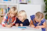 drei kinder malen zusammen